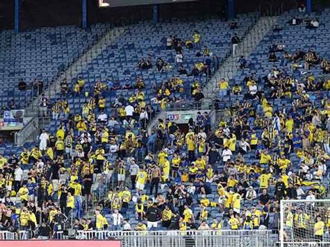 למרות מגבלת פיקוד העורף, בהחלט אפשר לשמוע את שני הקהלים - שמספקים אווירה נהדרת בטדי (צילום: דני מרון)